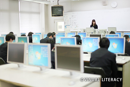 デザイン学校の講師として働く様子や週末のライブのリハーサルの様子も