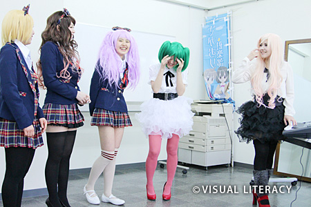 デザイン学校の講師として働く様子や週末のライブのリハーサルの様子も